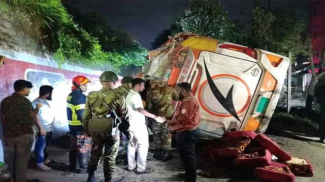 নরসিংদীতে ফ্লাইওভার থেকে বাস আছড়ে পড়ে নিহত ১, আহত ৪৫